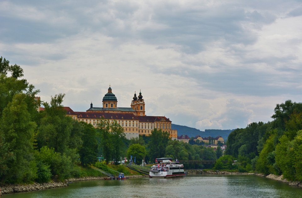 Melk cruise port