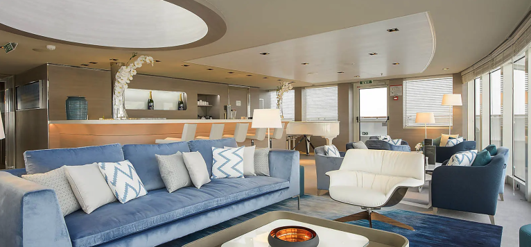 The Observatory Lounge on Le Lyrial