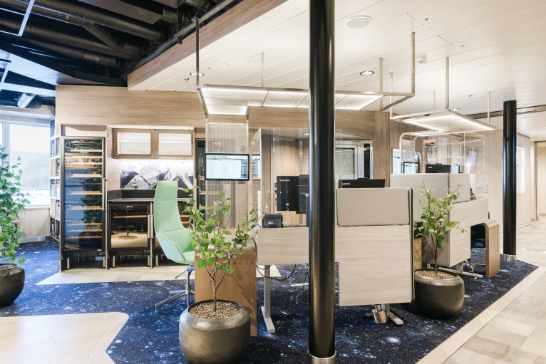 Expedition Team Desk