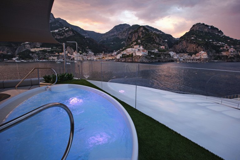 Spa Pool on Emerald Sakara