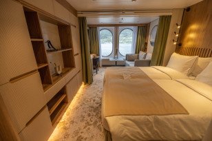 Oceanview cabin on SH Diana
