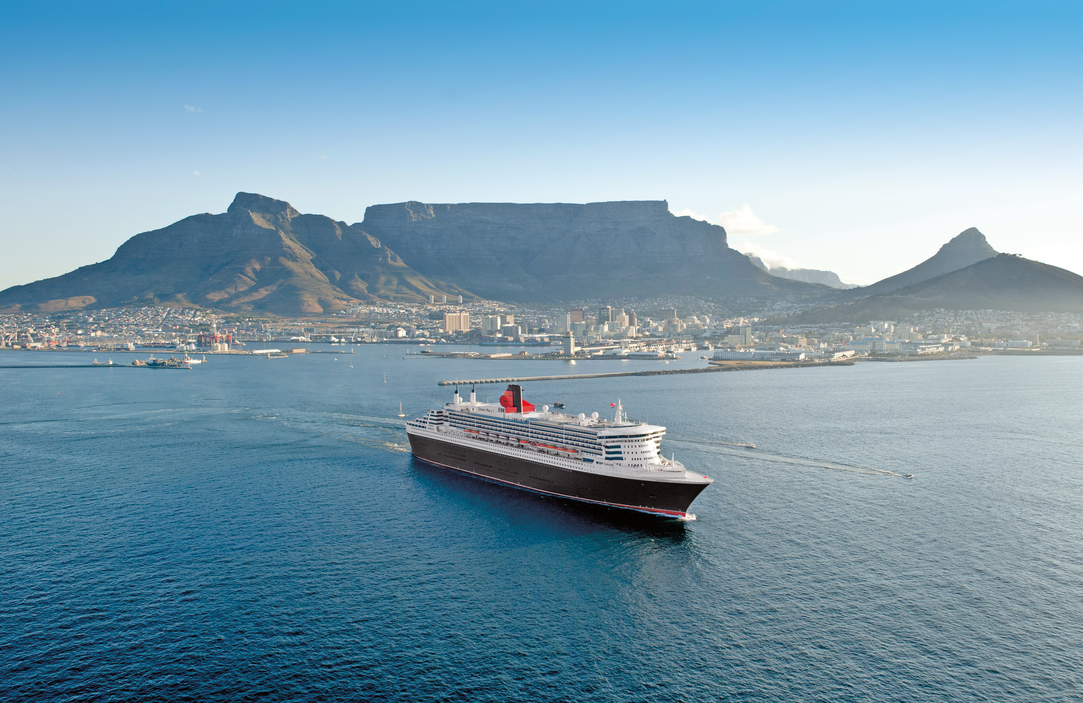 Queen Mary 2 in Cape Town