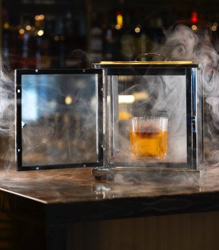 Immersive Mixology Experiences on Oceania Sonata