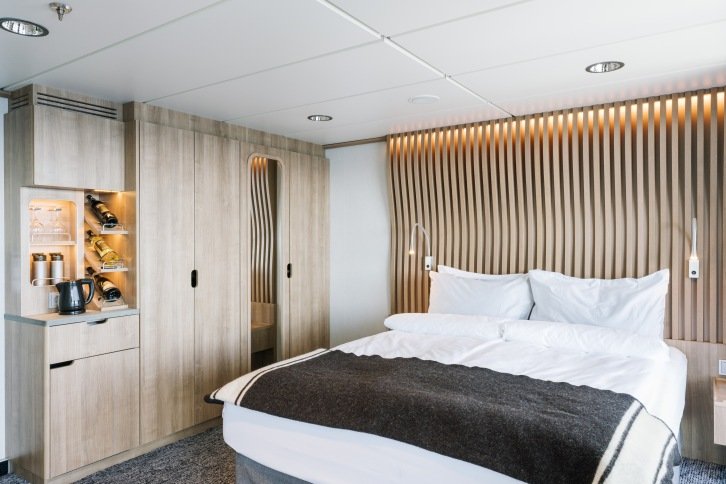 Arctic Superior | Wheelchair-accessible outside cabin with balcony on MS Fridtjof Nansen