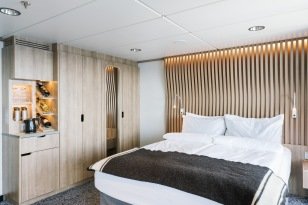Arctic Superior | Wheelchair-accessible outside cabin with balcony on MS Fridtjof Nansen