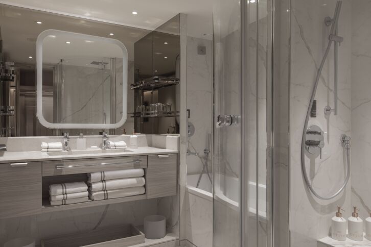 Medallion Suite on Silver Nova