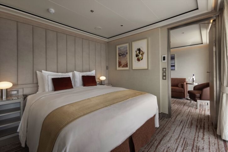 Signature Suite on Silver Ray
